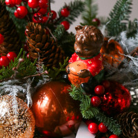 Новогодняя композиция в коробке ВКУСНАЯ с красным оформлением