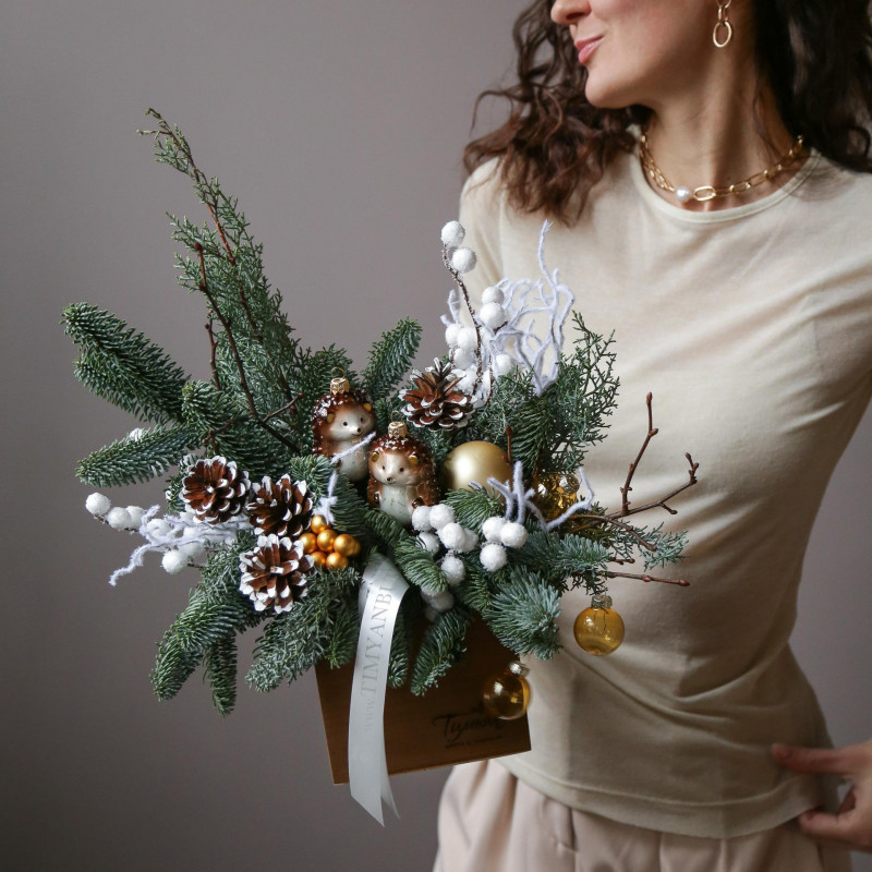 Новогодняя композиция в ящичке ЕЖИКИ с шишками