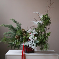 Новогодняя композиция в вазоне стекло с крупными шишками