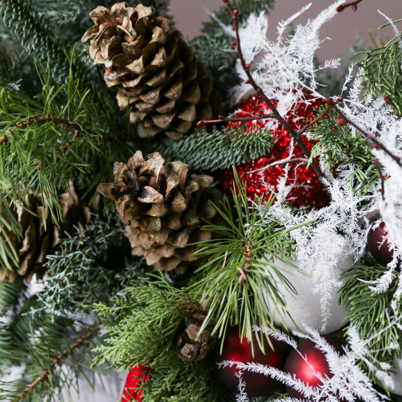 Новогодняя композиция в вазоне стекло с крупными шишками