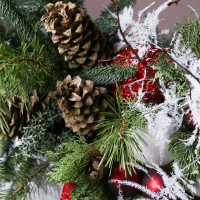 Новогодняя композиция в вазоне стекло с крупными шишками