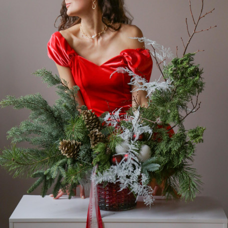 Новогодняя композиция в вазоне стекло с крупными шишками