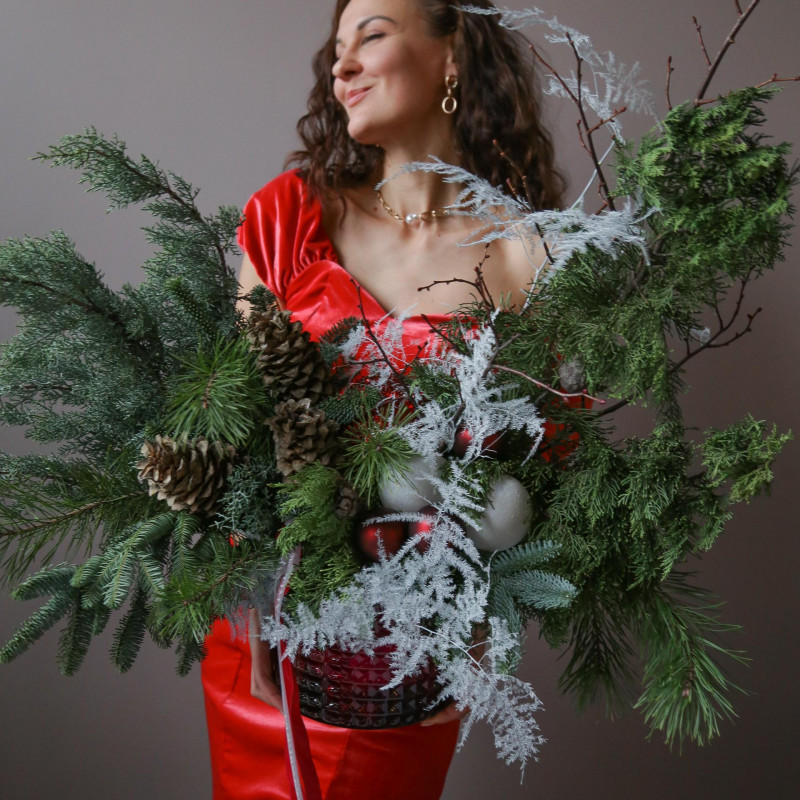 Новогодняя композиция в вазоне стекло с крупными шишками