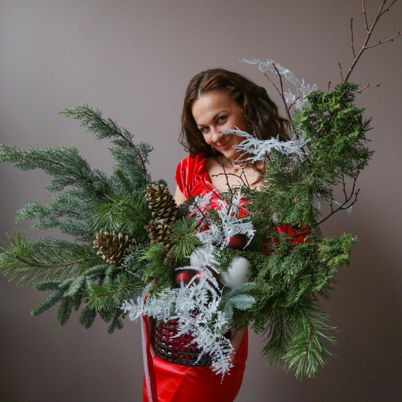 Новогодняя композиция в вазоне стекло с крупными шишками