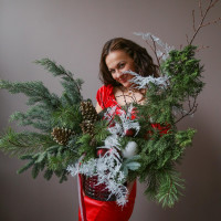 Новогодняя композиция в вазоне стекло с крупными шишками