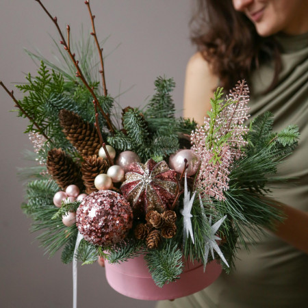 Рождественская композиция в коробке с шишками с розовым декором