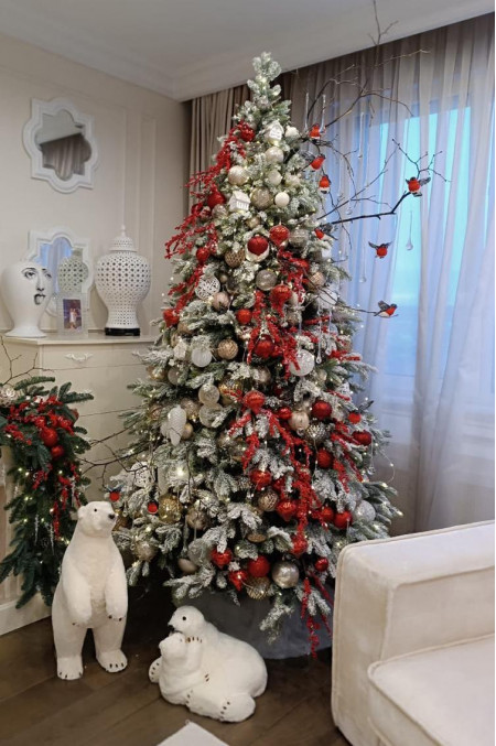 Елка с оформлением ЯГОДНО-СНЕЖНАЯ 