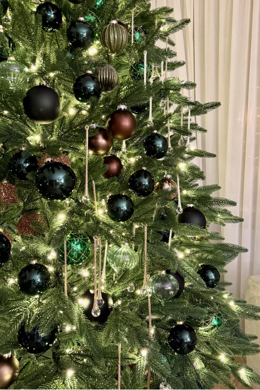 Премиум елка 2.4 м с оформлением РОСКОШЬ МАЛАХИТА