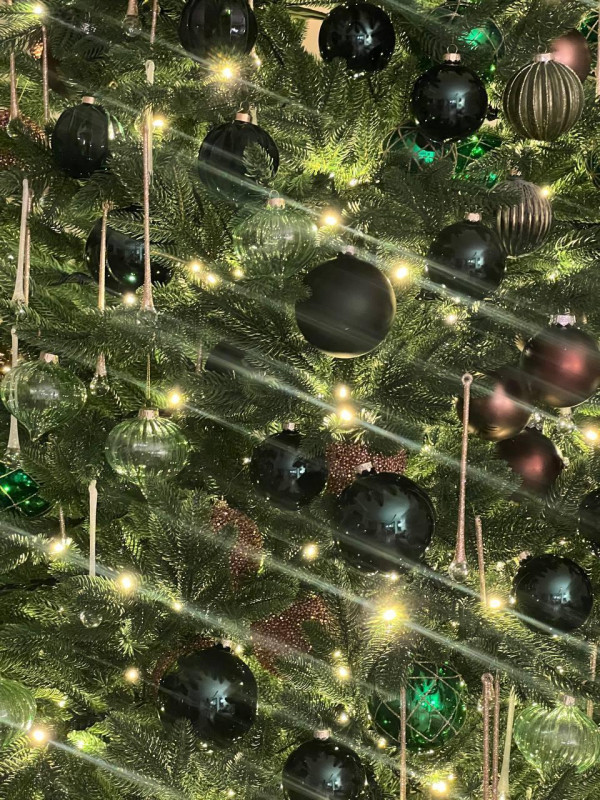 Премиум елка 2.4 м с оформлением РОСКОШЬ МАЛАХИТА