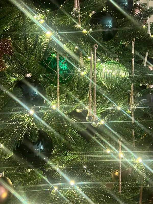 Премиум елка 2.4 м с оформлением РОСКОШЬ МАЛАХИТА