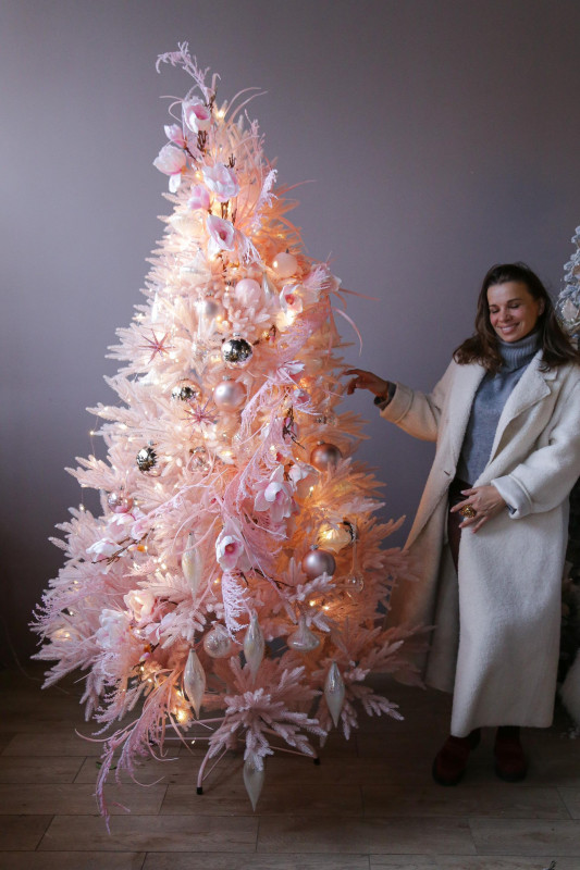 Елка с оформлением РОЗОВАЯ МЕЧТА 2025 с цветами