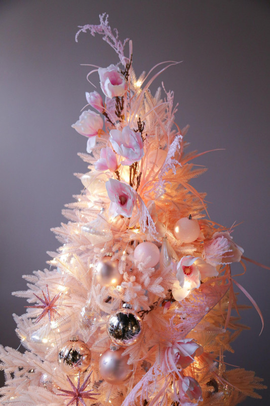 Елка с оформлением РОЗОВАЯ МЕЧТА 2025 с цветами