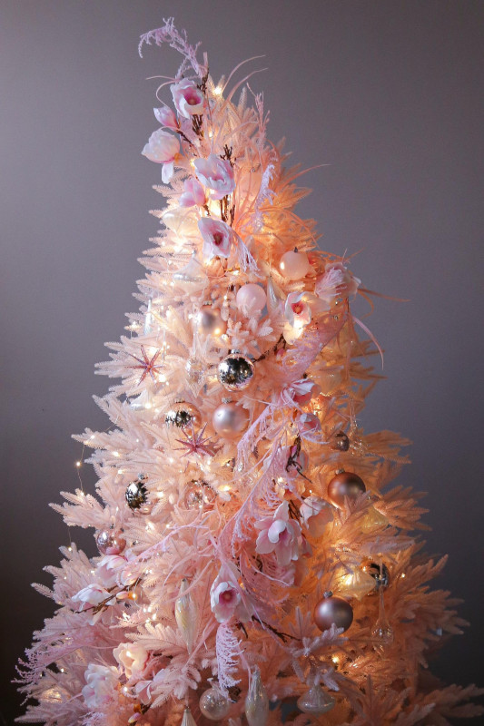 Елка с оформлением РОЗОВАЯ МЕЧТА 2025 с цветами