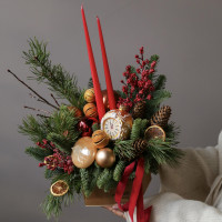 Новогодняя композиция в ящичке с пряным оформлением и свечами