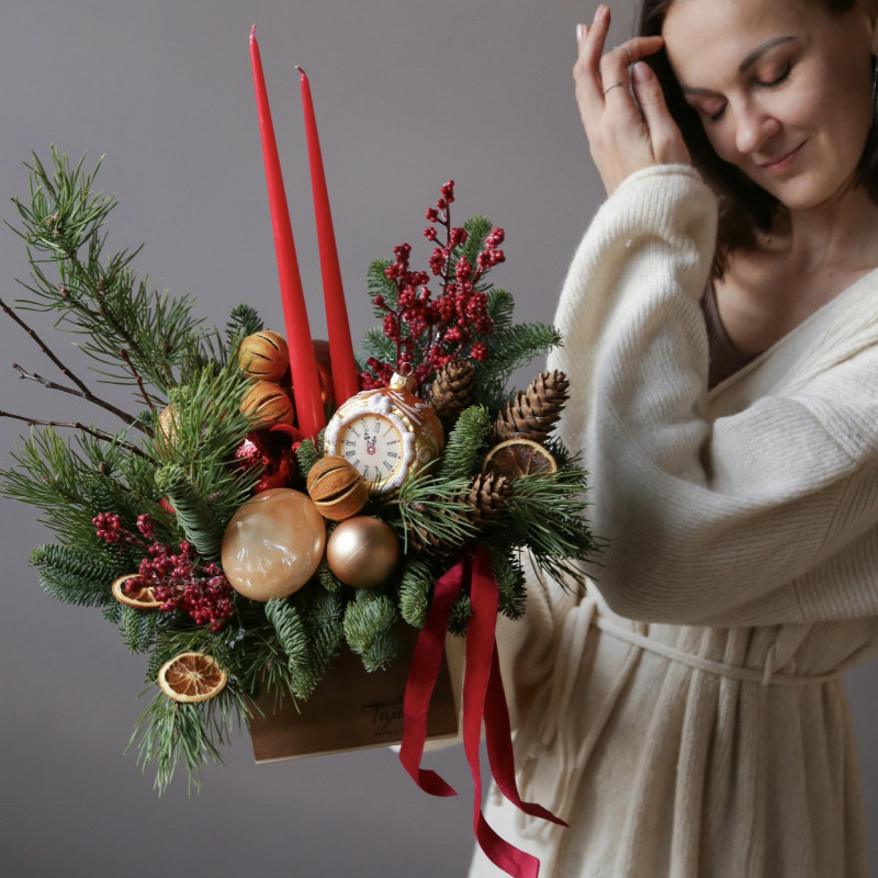 Новогодняя композиция в ящичке с пряным оформлением и свечами