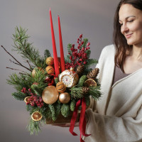 Новогодняя композиция в ящичке с пряным оформлением и свечами