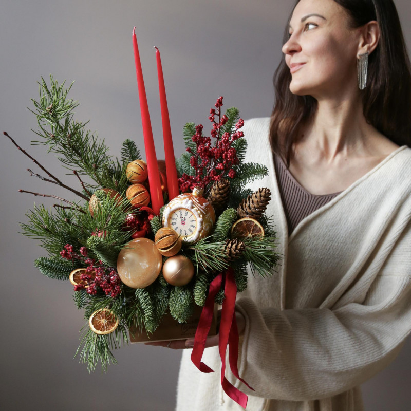 Новогодняя композиция в ящичке с пряным оформлением и свечами