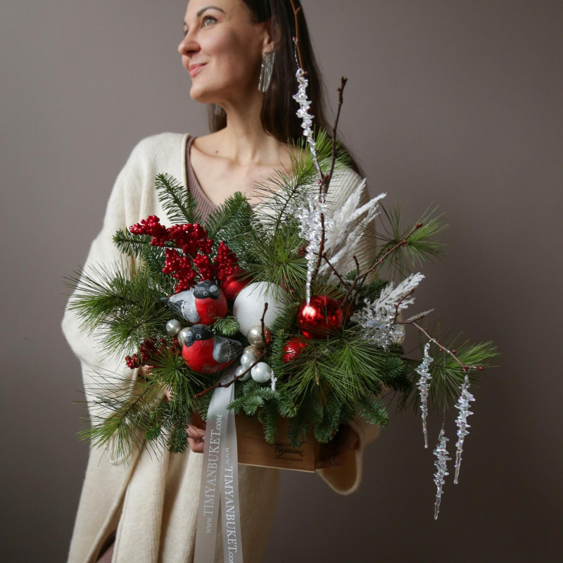 Новогодняя композиция в ящичке с сосульками и снегирями ручной работы