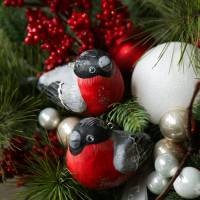 Новогодняя композиция в ящичке с сосульками и снегирями ручной работы