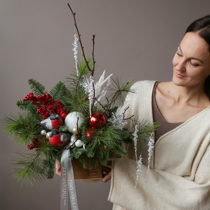 Новогодняя композиция в ящичке с сосульками и снегирями ручной работы