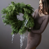 Рождественский венок в стиле минимализм со стеклянными подвесками