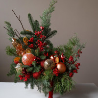 Новогодняя композиция в кашпо с красно-оранжевым декором