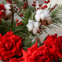 Зимний букет с красными розами и хлопком