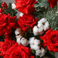 Зимняя композиция в коробке с красными розами и хлопком