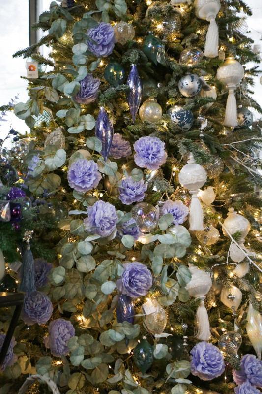 Елка с оформлением ЛАВАНДОВЫЕ ЦВЕТЫ