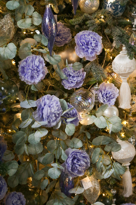 Елка с оформлением ЛАВАНДОВЫЕ ЦВЕТЫ