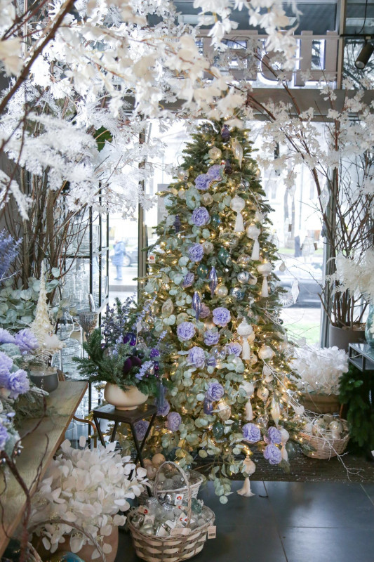 Елка с оформлением ЛАВАНДОВЫЕ ЦВЕТЫ