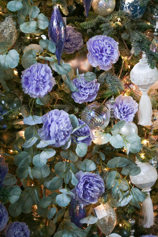 Елка с оформлением ЛАВАНДОВЫЕ ЦВЕТЫ