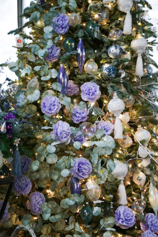 Елка с оформлением ЛАВАНДОВЫЕ ЦВЕТЫ