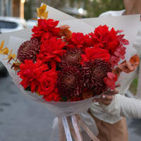 Букет с алыми розами и винными хризантемами ОГОНЬ ОСЕНИ