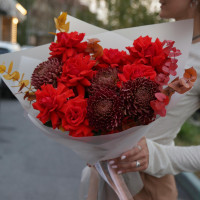 Букет с алыми розами и винными хризантемами ОГОНЬ ОСЕНИ