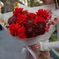 Букет с алыми розами и винными хризантемами ОГОНЬ ОСЕНИ