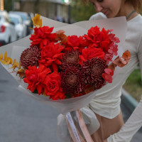 Букет с алыми розами и винными хризантемами ОГОНЬ ОСЕНИ