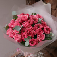 Монобукет из коралловых пионовидных роз с эвкалиптом, 31 шт