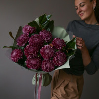Букет винных хризантем с декоративной зеленью ВИНО ВЕРДЕ