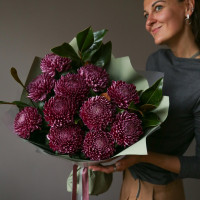 Букет винных хризантем с декоративной зеленью ВИНО ВЕРДЕ