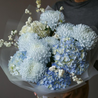 Букет с голубыми хризантемами и гортензией МОНИНГ