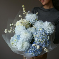 Букет с голубыми хризантемами и гортензией МОНИНГ
