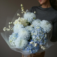 Букет с голубыми хризантемами и гортензией МОНИНГ