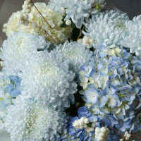 Букет с голубыми хризантемами и гортензией МОНИНГ