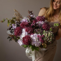 Букет с винными хризантемами и гортензией