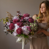 Букет с винными хризантемами и гортензией