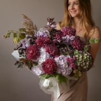 Букет с винными хризантемами и гортензией