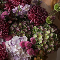 Букет с винными хризантемами и гортензией