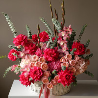 Корзина цветов из пионовидных и франзцузских роз *