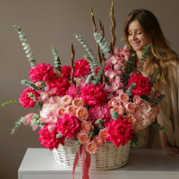 Корзина цветов из пионовидных и франзцузских роз *